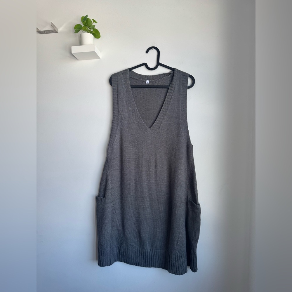 🎉 Gray Sleeveless Vneck Knit Sweater Dress